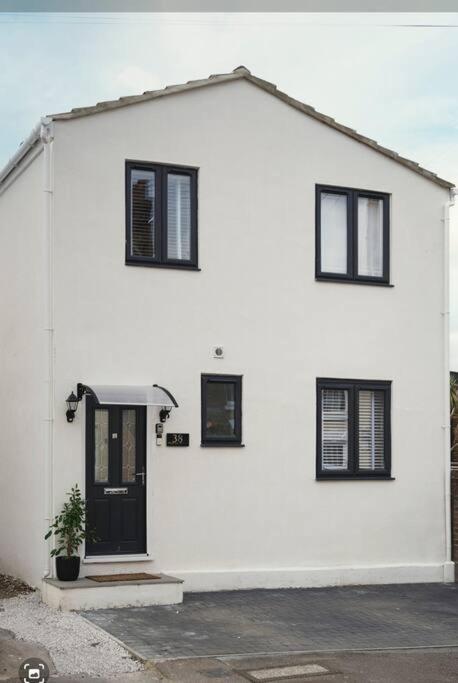 Rofennie Suite -Luxury Ensuite Room! Maidstone Exterior photo