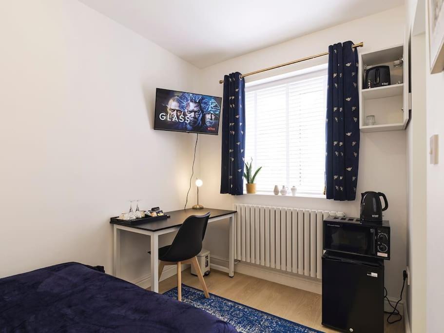 Rofennie Suite -Luxury Ensuite Room! Maidstone Exterior photo