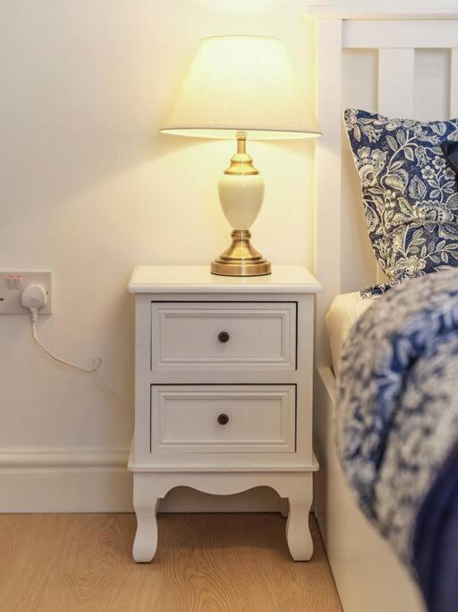 Rofennie Suite -Luxury Ensuite Room! Maidstone Exterior photo
