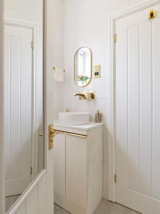 Rofennie Suite -Luxury Ensuite Room! Maidstone Exterior photo